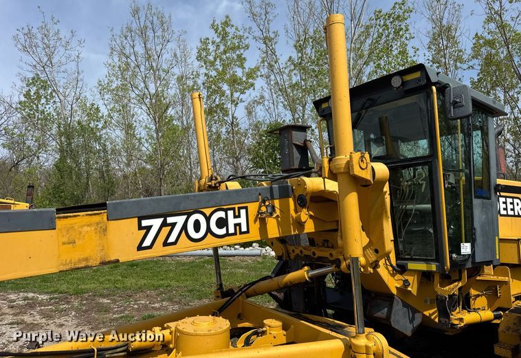 image for item DU3470 2001 John Deere 770CH motor grader