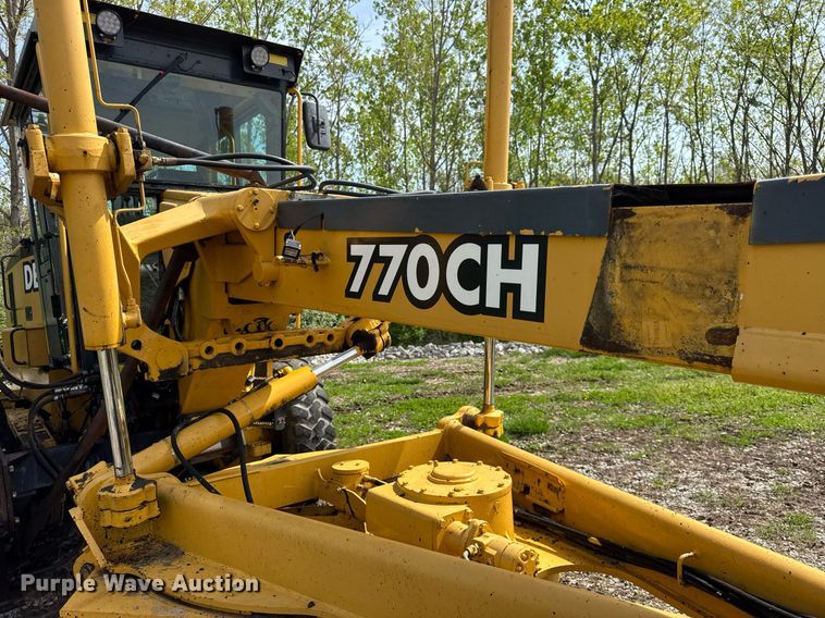 image for item DU3470 2001 John Deere 770CH motor grader