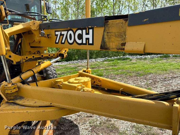 image for item DU3470 2001 John Deere 770CH motor grader