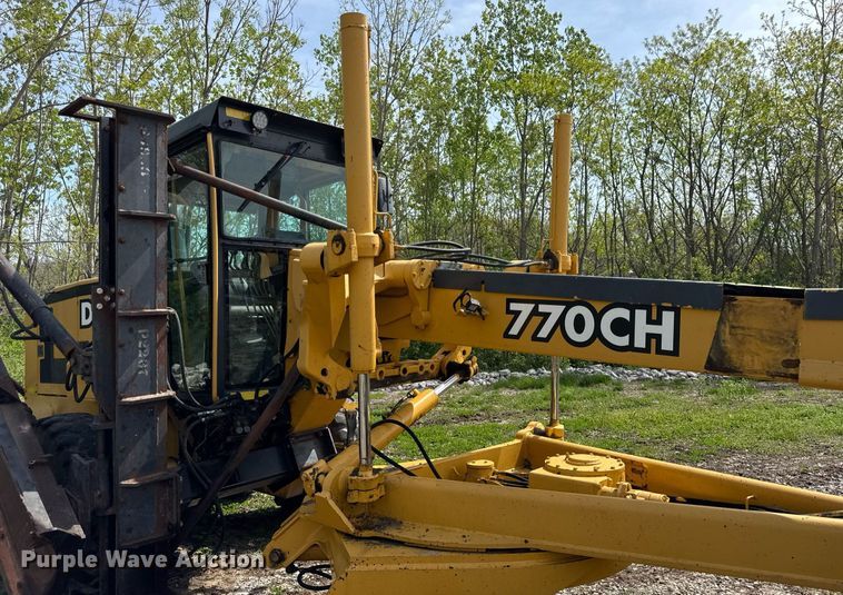 image for item DU3470 2001 John Deere 770CH motor grader