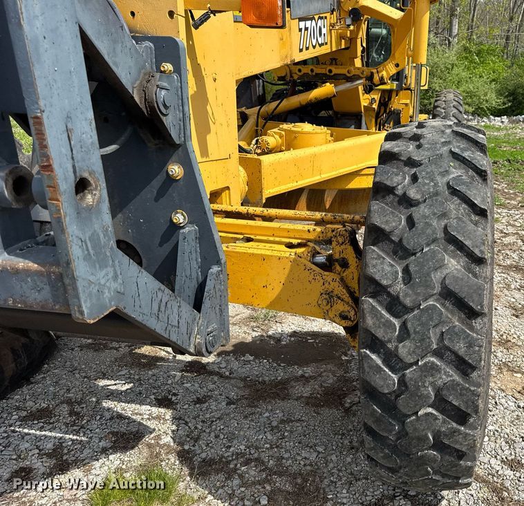 image for item DU3470 2001 John Deere 770CH motor grader