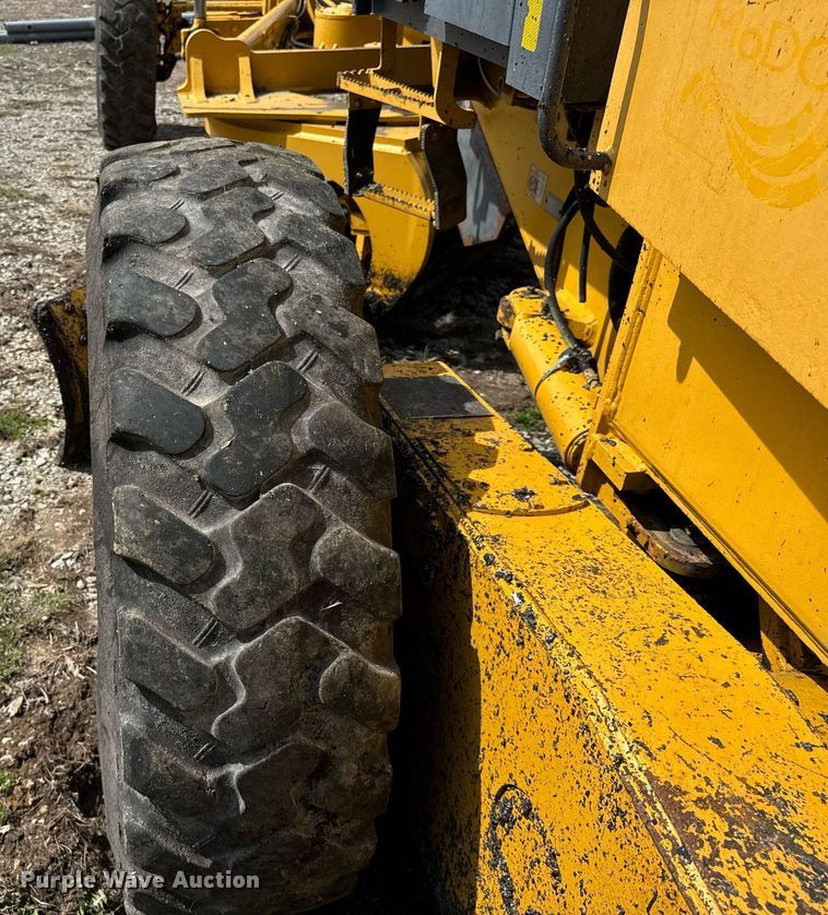 image for item DU3470 2001 John Deere 770CH motor grader