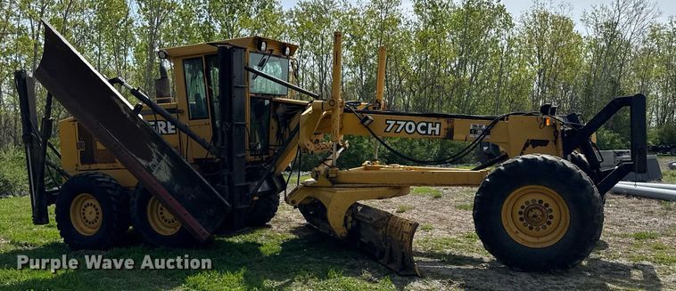 image for item DU3471 2000 John Deere 770CH motor grader