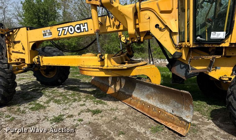 image for item DU3471 2000 John Deere 770CH motor grader