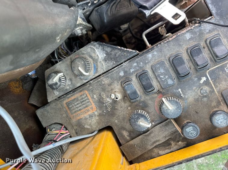 image for item DU3471 2000 John Deere 770CH motor grader