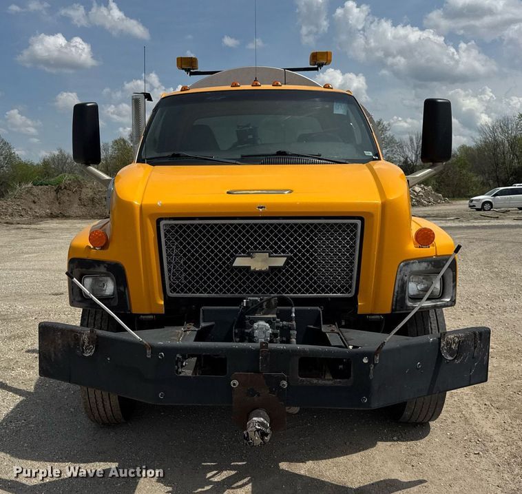 image for item DU3476 2006 Chevrolet C7500 oil distributor truck