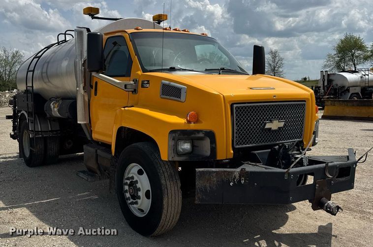 image for item DU3476 2006 Chevrolet C7500 oil distributor truck