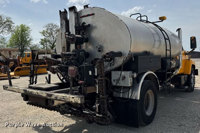 image for item DU3476 2006 Chevrolet C7500 oil distributor truck