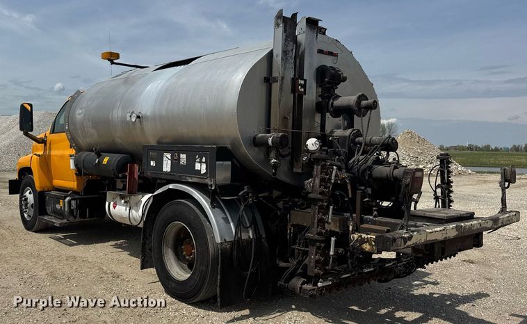 image for item DU3476 2006 Chevrolet C7500 oil distributor truck