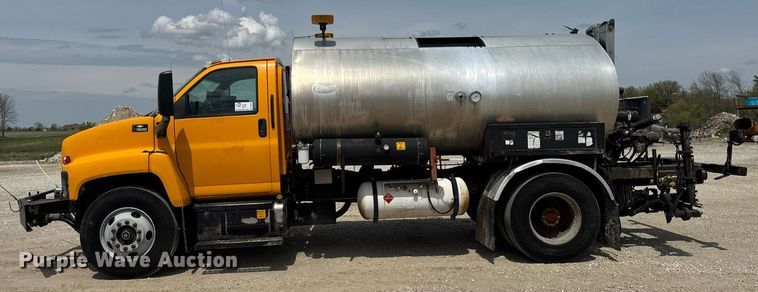 image for item DU3476 2006 Chevrolet C7500 oil distributor truck