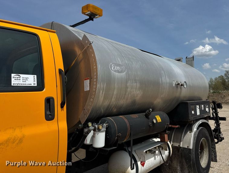 image for item DU3476 2006 Chevrolet C7500 oil distributor truck