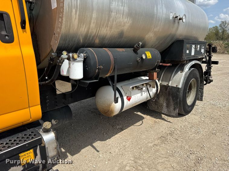 image for item DU3476 2006 Chevrolet C7500 oil distributor truck