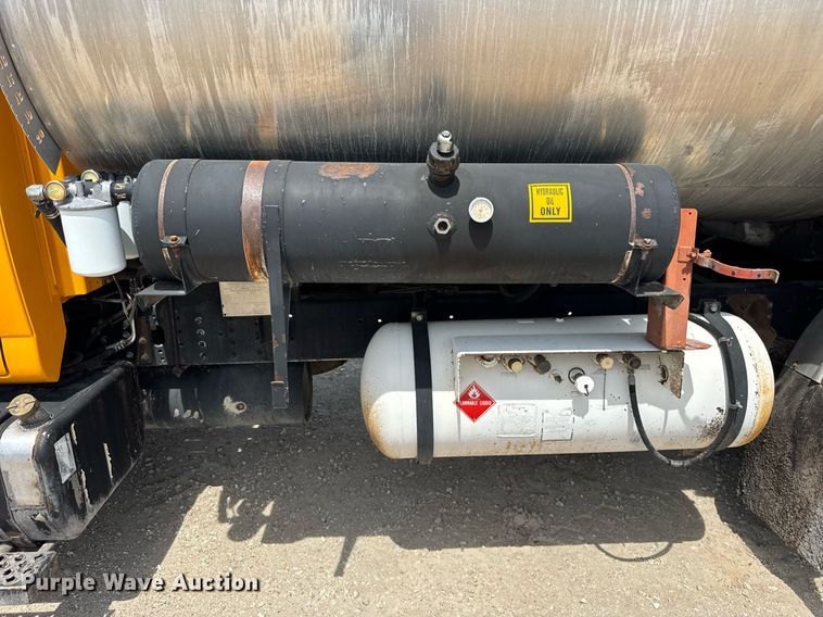 image for item DU3476 2006 Chevrolet C7500 oil distributor truck