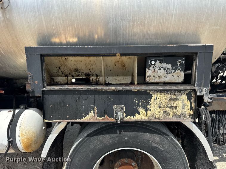 image for item DU3476 2006 Chevrolet C7500 oil distributor truck