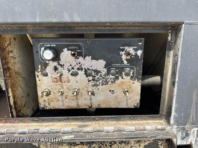 image for item DU3476 2006 Chevrolet C7500 oil distributor truck