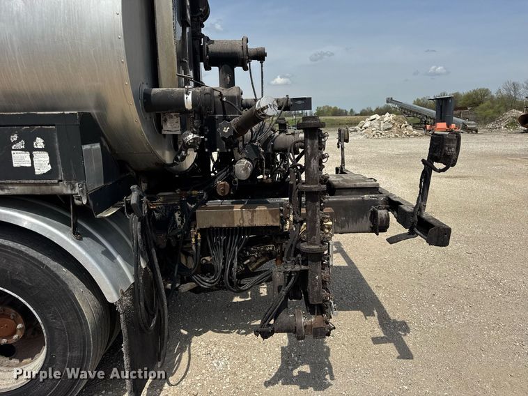 image for item DU3476 2006 Chevrolet C7500 oil distributor truck