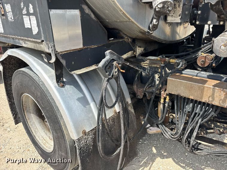 image for item DU3476 2006 Chevrolet C7500 oil distributor truck