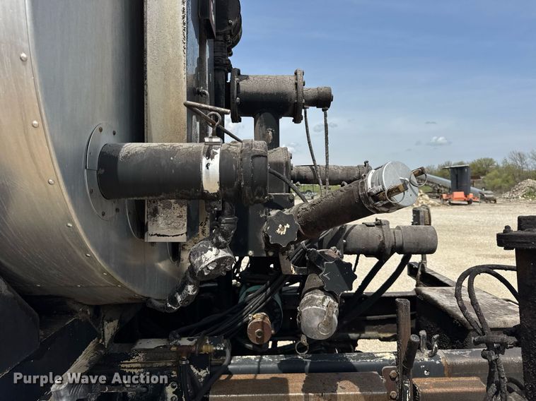 image for item DU3476 2006 Chevrolet C7500 oil distributor truck