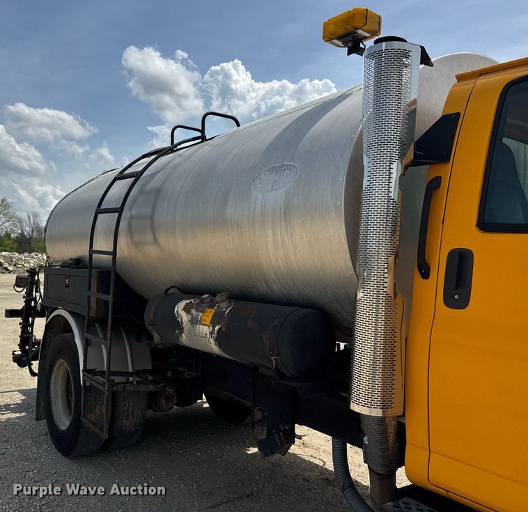 image for item DU3476 2006 Chevrolet C7500 oil distributor truck