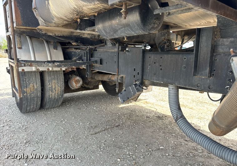 image for item DU3476 2006 Chevrolet C7500 oil distributor truck