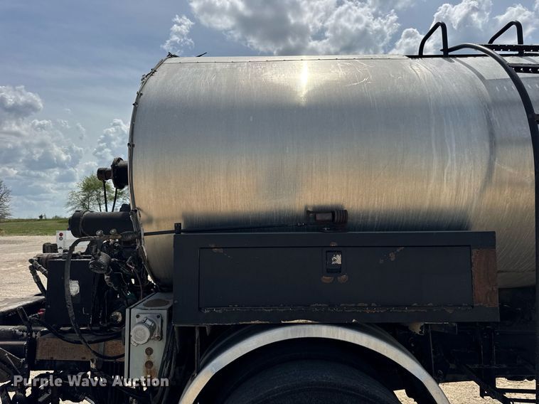 image for item DU3476 2006 Chevrolet C7500 oil distributor truck