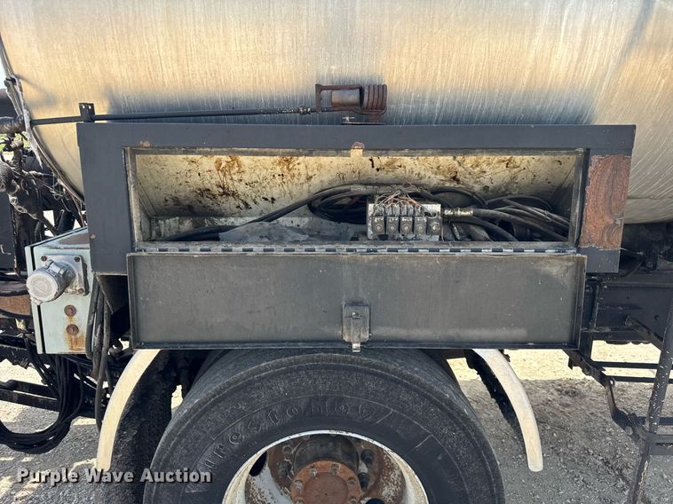 image for item DU3476 2006 Chevrolet C7500 oil distributor truck