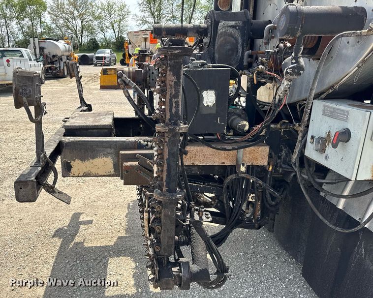 image for item DU3476 2006 Chevrolet C7500 oil distributor truck