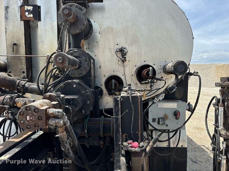 image for item DU3476 2006 Chevrolet C7500 oil distributor truck