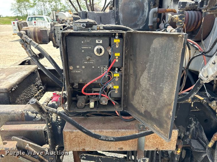 image for item DU3476 2006 Chevrolet C7500 oil distributor truck