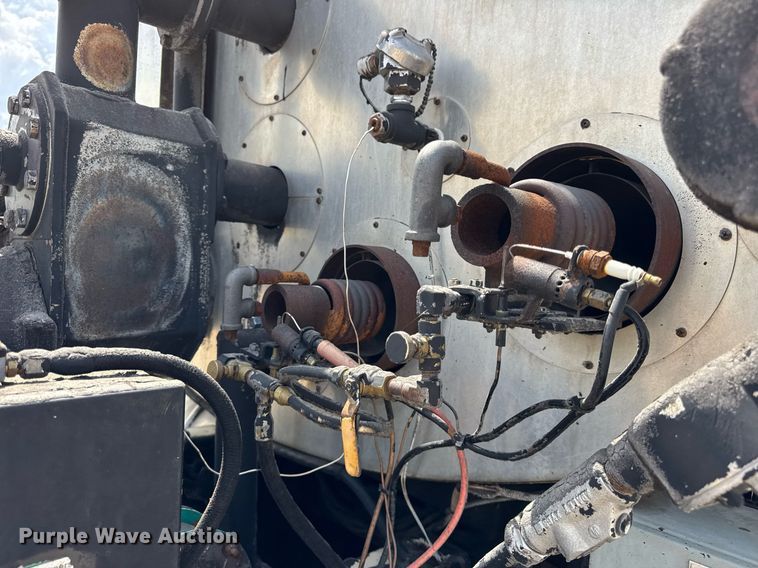 image for item DU3476 2006 Chevrolet C7500 oil distributor truck