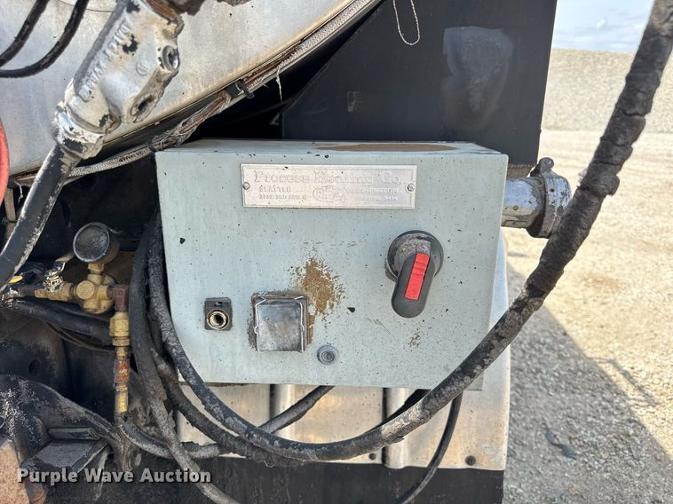 image for item DU3476 2006 Chevrolet C7500 oil distributor truck