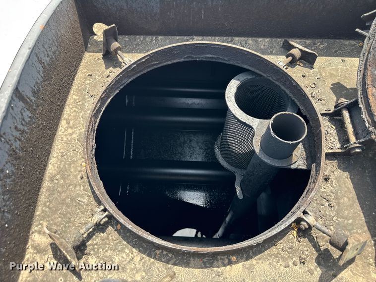 image for item DU3476 2006 Chevrolet C7500 oil distributor truck