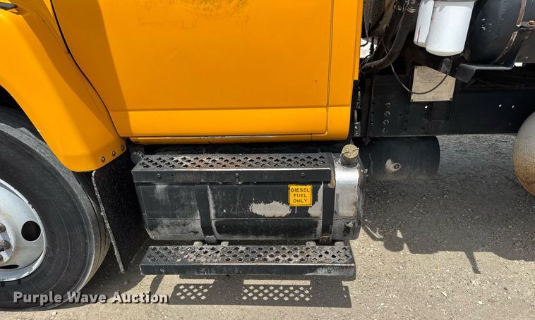 image for item DU3476 2006 Chevrolet C7500 oil distributor truck