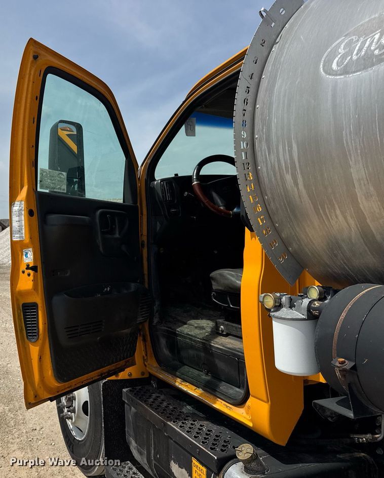 image for item DU3476 2006 Chevrolet C7500 oil distributor truck