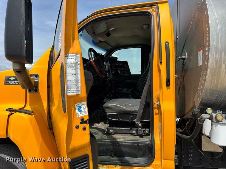 image for item DU3476 2006 Chevrolet C7500 oil distributor truck