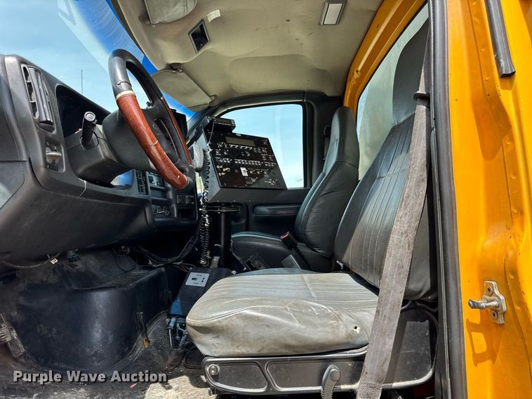 image for item DU3476 2006 Chevrolet C7500 oil distributor truck