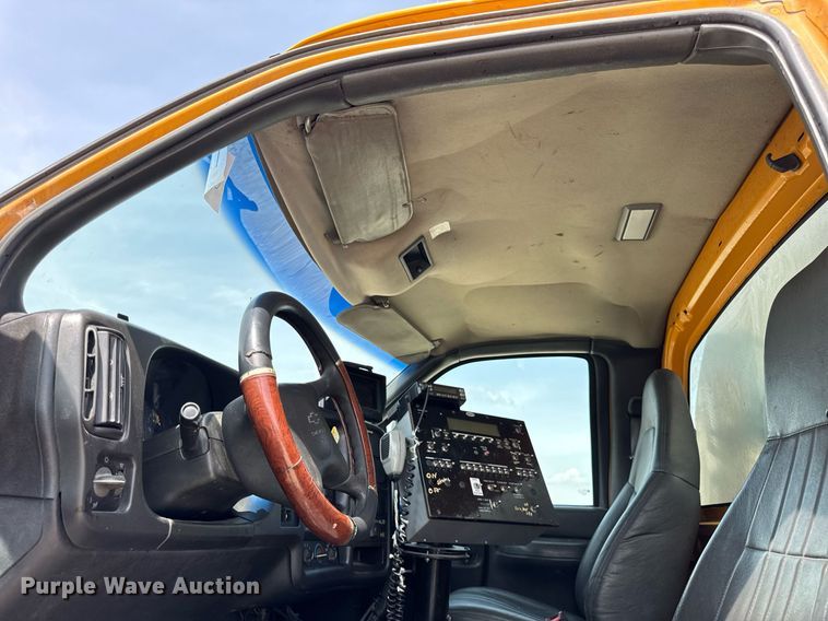 image for item DU3476 2006 Chevrolet C7500 oil distributor truck