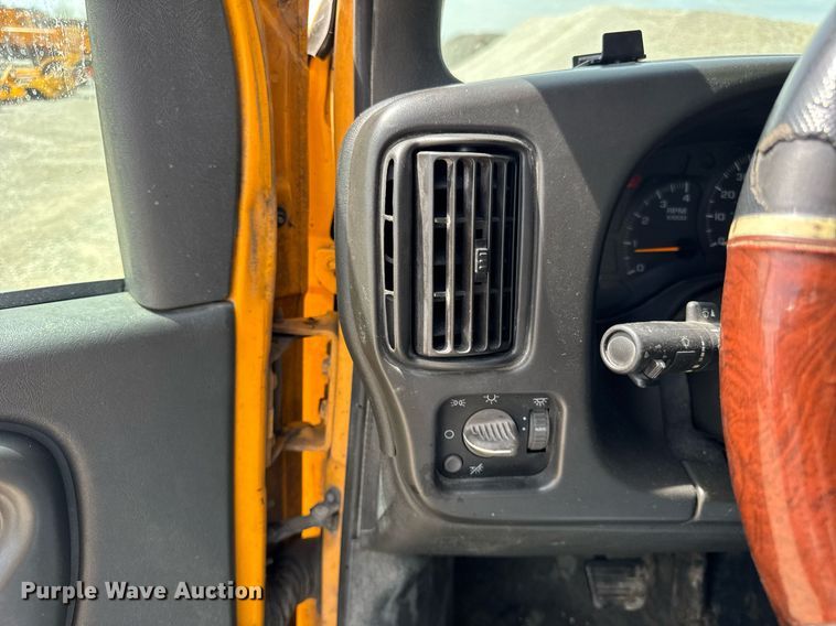 image for item DU3476 2006 Chevrolet C7500 oil distributor truck