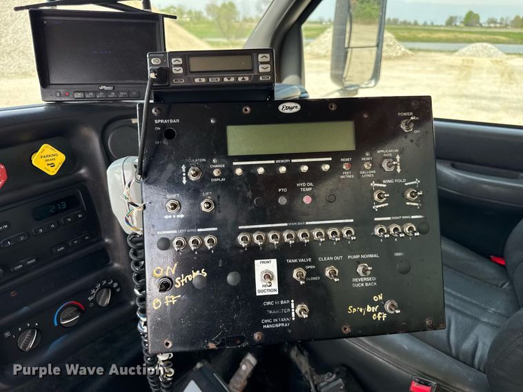 image for item DU3476 2006 Chevrolet C7500 oil distributor truck