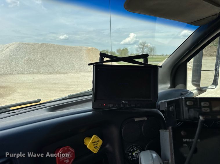 image for item DU3476 2006 Chevrolet C7500 oil distributor truck