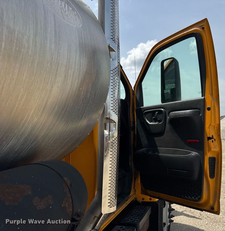 image for item DU3476 2006 Chevrolet C7500 oil distributor truck