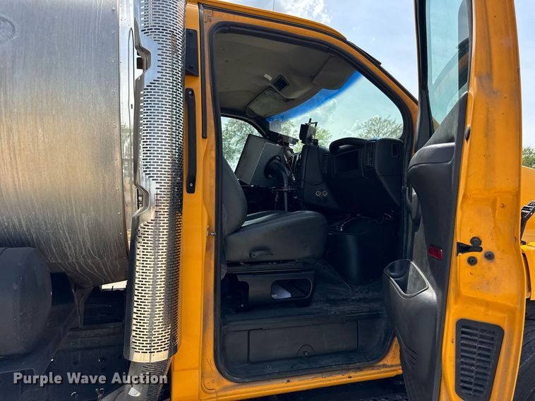 image for item DU3476 2006 Chevrolet C7500 oil distributor truck