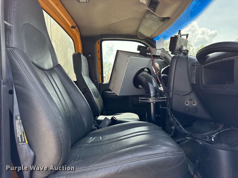 image for item DU3476 2006 Chevrolet C7500 oil distributor truck