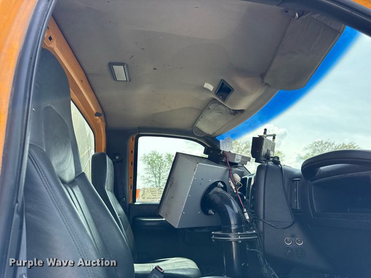 image for item DU3476 2006 Chevrolet C7500 oil distributor truck