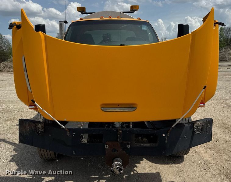 image for item DU3476 2006 Chevrolet C7500 oil distributor truck