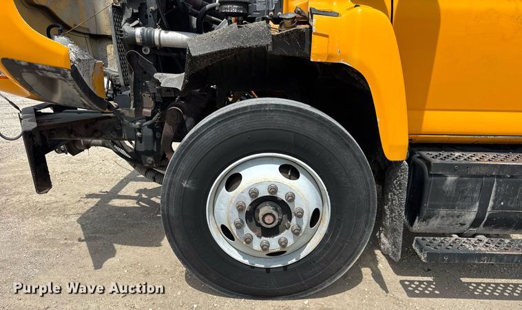 image for item DU3476 2006 Chevrolet C7500 oil distributor truck