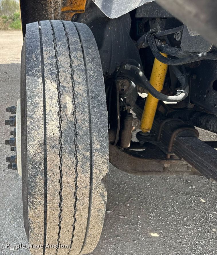 image for item DU3476 2006 Chevrolet C7500 oil distributor truck