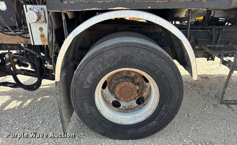 image for item DU3476 2006 Chevrolet C7500 oil distributor truck