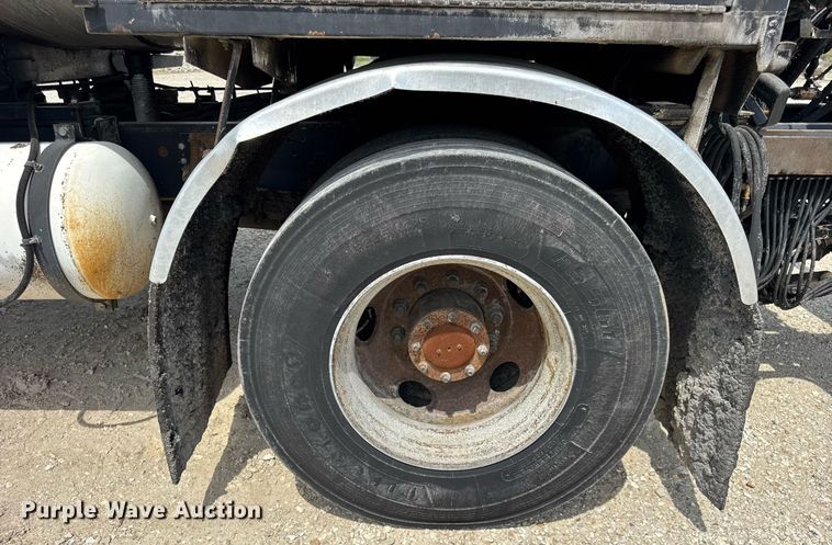 image for item DU3476 2006 Chevrolet C7500 oil distributor truck