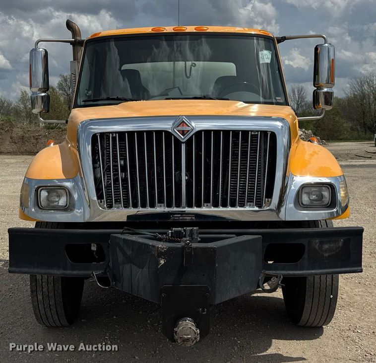 image for item DU3477 2007 International 7400 oil distributor truck